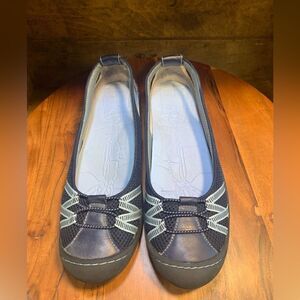 Adventure on women’s slipons. Inv 5585a